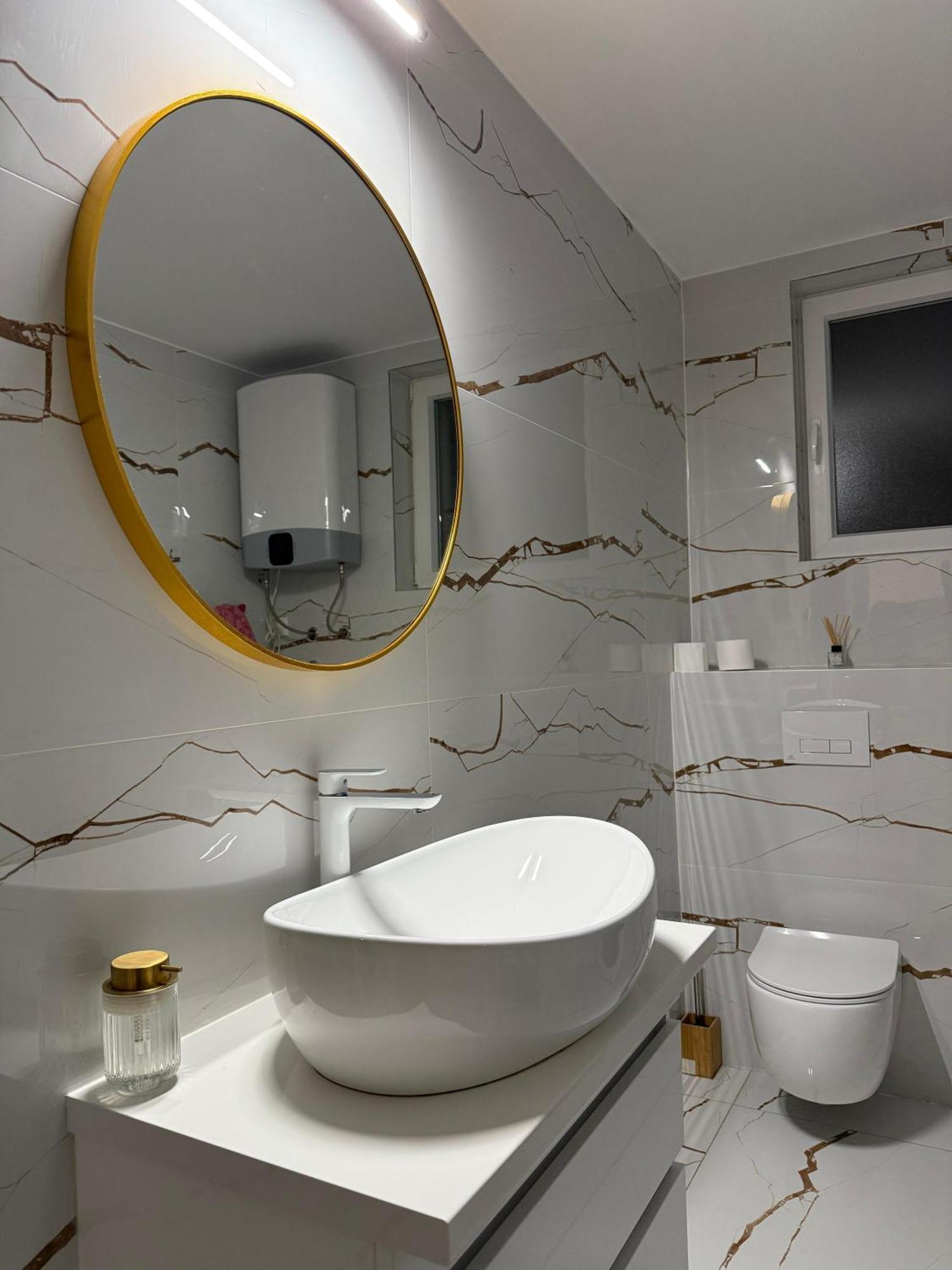 Luxury Oasis With Private Pool & Parking Apartman