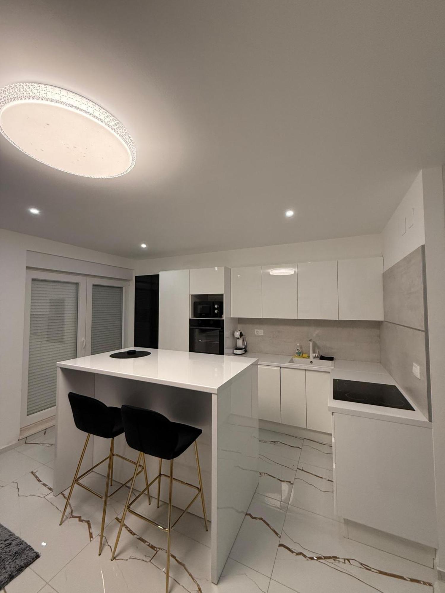 Luxury Oasis With Private Pool & Parking Apartman Split